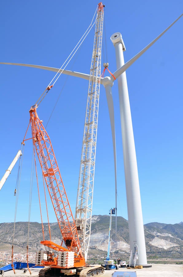 Durante toda una semana la empresa responsable de esta actuación intentó colocar las aspas a este coloso de la energía eólica, un prototipo cuyas palas son hechas en Granada