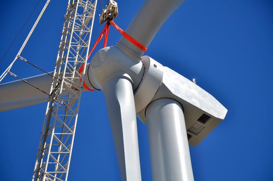 Durante toda una semana la empresa responsable de esta actuación intentó colocar las aspas a este coloso de la energía eólica, un prototipo cuyas palas son hechas en Granada