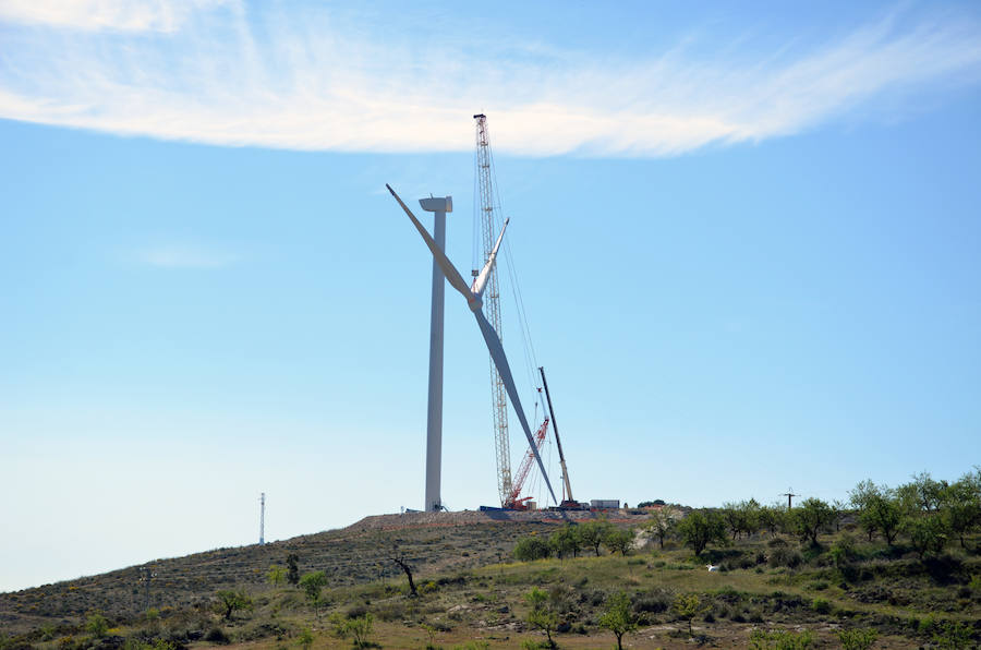 Durante toda una semana la empresa responsable de esta actuación intentó colocar las aspas a este coloso de la energía eólica, un prototipo cuyas palas son hechas en Granada