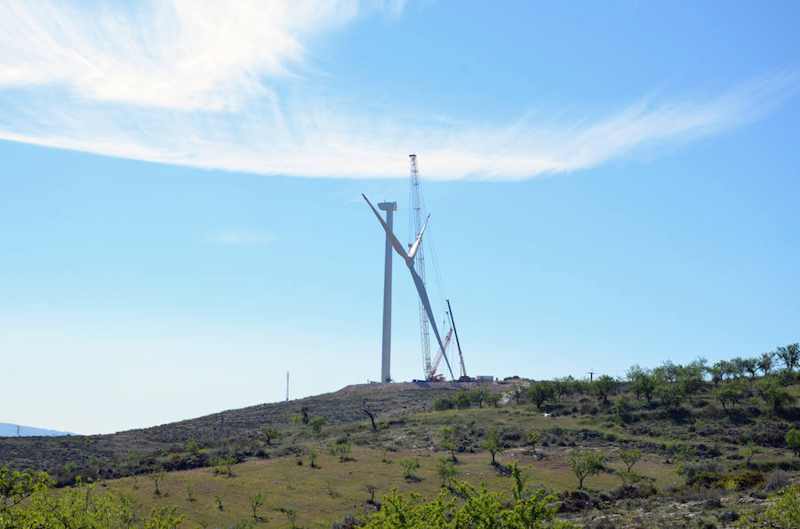 Durante toda una semana la empresa responsable de esta actuación intentó colocar las aspas a este coloso de la energía eólica, un prototipo cuyas palas son hechas en Granada