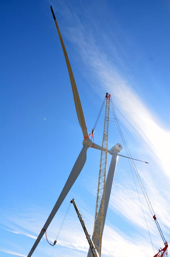 Durante toda una semana la empresa responsable de esta actuación intentó colocar las aspas a este coloso de la energía eólica, un prototipo cuyas palas son hechas en Granada