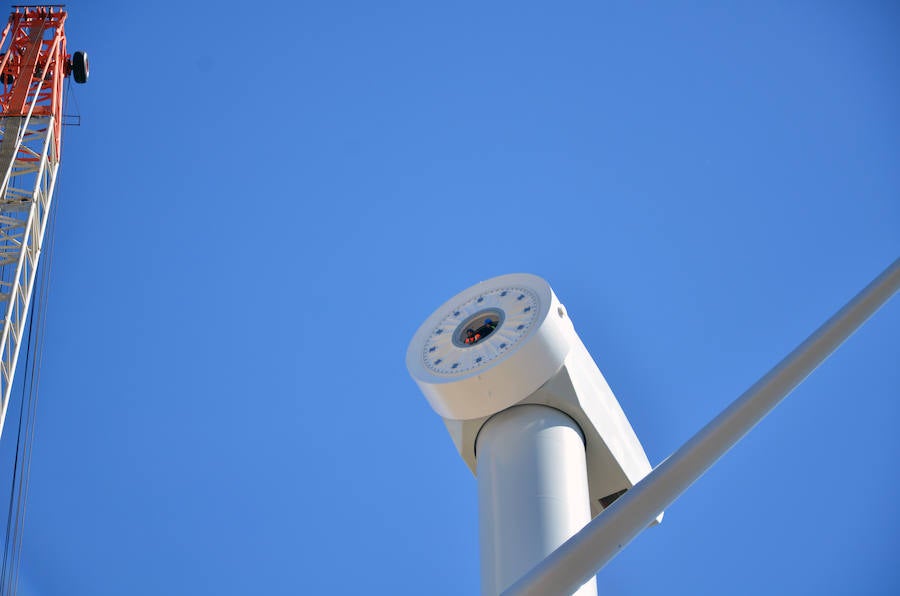 Durante toda una semana la empresa responsable de esta actuación intentó colocar las aspas a este coloso de la energía eólica, un prototipo cuyas palas son hechas en Granada