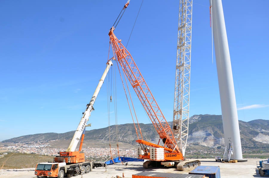 Durante toda una semana la empresa responsable de esta actuación intentó colocar las aspas a este coloso de la energía eólica, un prototipo cuyas palas son hechas en Granada