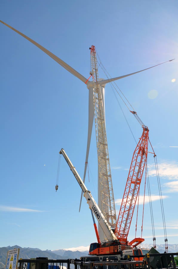 Durante toda una semana la empresa responsable de esta actuación intentó colocar las aspas a este coloso de la energía eólica, un prototipo cuyas palas son hechas en Granada