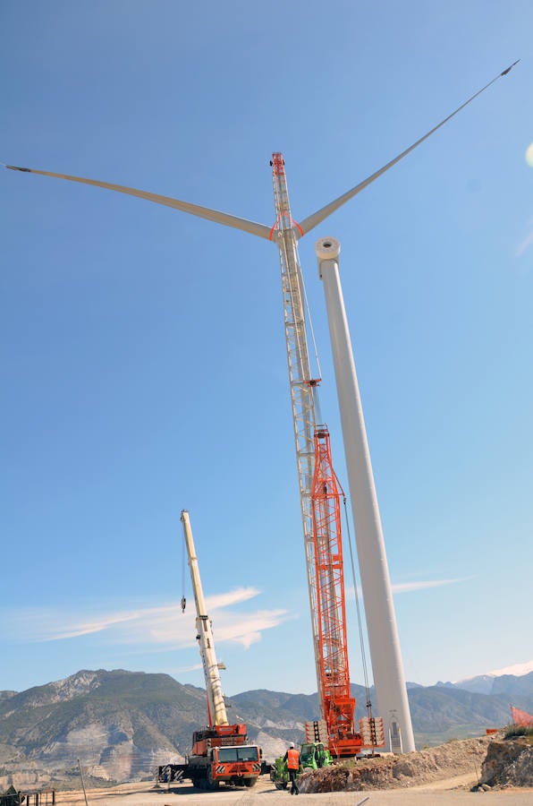 Durante toda una semana la empresa responsable de esta actuación intentó colocar las aspas a este coloso de la energía eólica, un prototipo cuyas palas son hechas en Granada