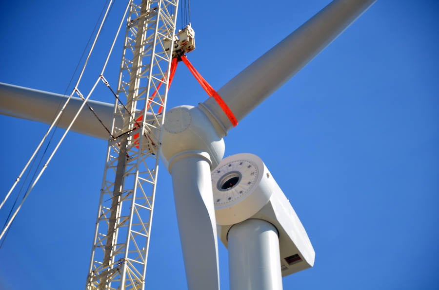 Durante toda una semana la empresa responsable de esta actuación intentó colocar las aspas a este coloso de la energía eólica, un prototipo cuyas palas son hechas en Granada