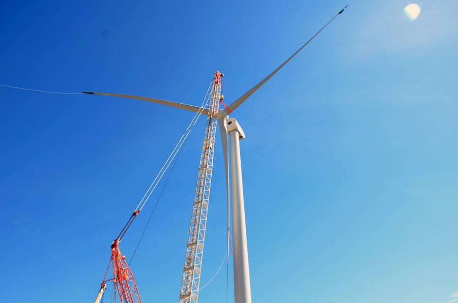 Durante toda una semana la empresa responsable de esta actuación intentó colocar las aspas a este coloso de la energía eólica, un prototipo cuyas palas son hechas en Granada