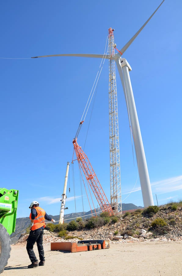 Durante toda una semana la empresa responsable de esta actuación intentó colocar las aspas a este coloso de la energía eólica, un prototipo cuyas palas son hechas en Granada