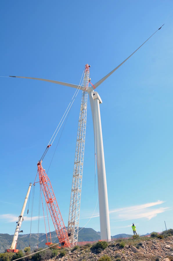 Durante toda una semana la empresa responsable de esta actuación intentó colocar las aspas a este coloso de la energía eólica, un prototipo cuyas palas son hechas en Granada