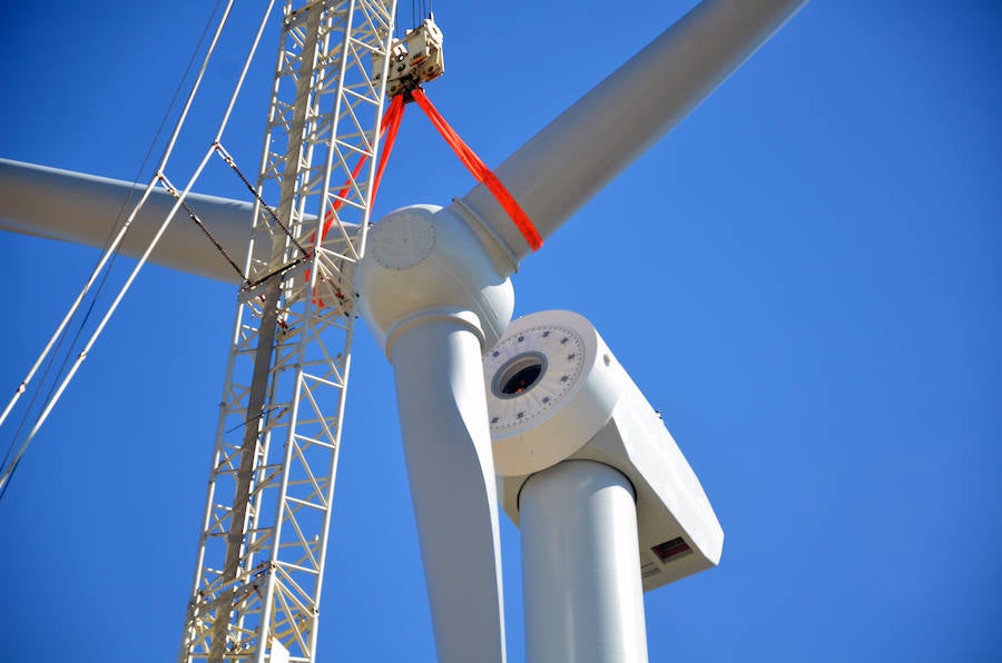 Durante toda una semana la empresa responsable de esta actuación intentó colocar las aspas a este coloso de la energía eólica, un prototipo cuyas palas son hechas en Granada