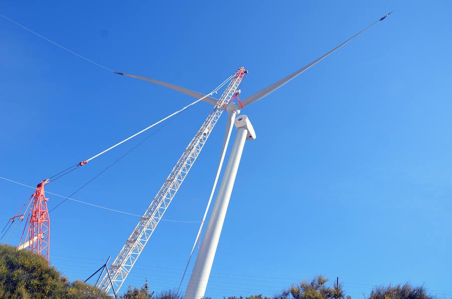 Durante toda una semana la empresa responsable de esta actuación intentó colocar las aspas a este coloso de la energía eólica, un prototipo cuyas palas son hechas en Granada