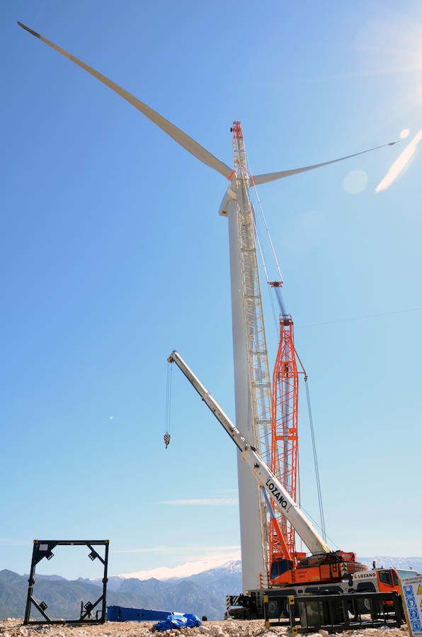 Durante toda una semana la empresa responsable de esta actuación intentó colocar las aspas a este coloso de la energía eólica, un prototipo cuyas palas son hechas en Granada