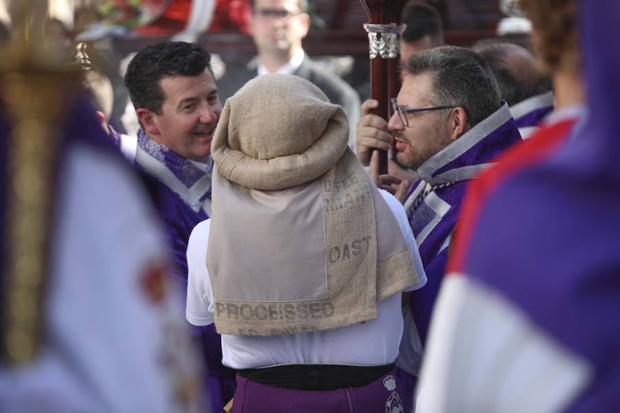 Gran sabor cofrade en el callejeo por las estrechas calles de su barrio, y lucido recorrido por las calles de San Ildefonso y carrera oficial
