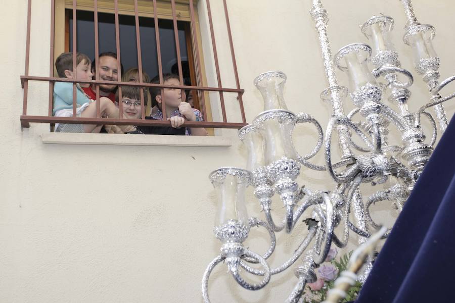 Gran sabor cofrade en el callejeo por las estrechas calles de su barrio, y lucido recorrido por las calles de San Ildefonso y carrera oficial