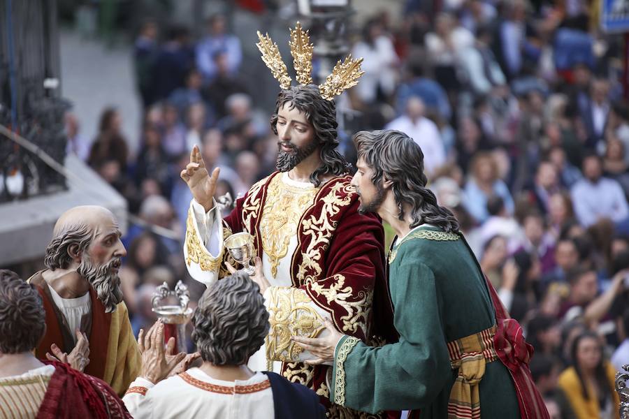 Un recorrido complicado, por la orografía y por la distancia, y el peso del juego escultórico, hacen único este desfile procesional Por segundo año salió desde la iglesia San Juan Pablo II