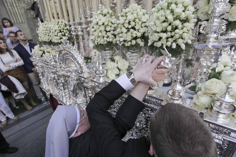Un recorrido complicado, por la orografía y por la distancia, y el peso del juego escultórico, hacen único este desfile procesional Por segundo año salió desde la iglesia San Juan Pablo II