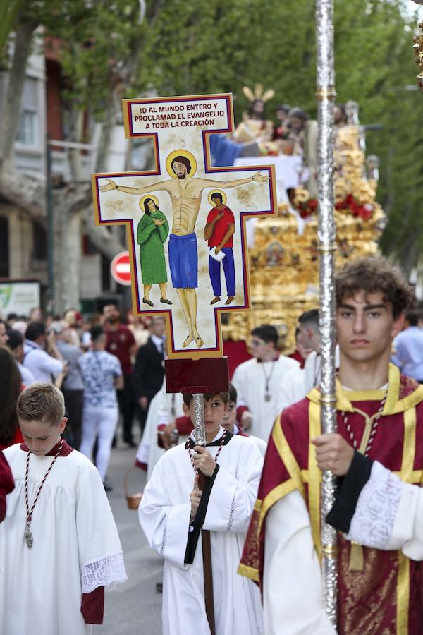 Un recorrido complicado, por la orografía y por la distancia, y el peso del juego escultórico, hacen único este desfile procesional Por segundo año salió desde la iglesia San Juan Pablo II