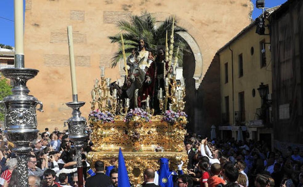 La Borriquilla avanza tras superar el Arco del Elvira. 