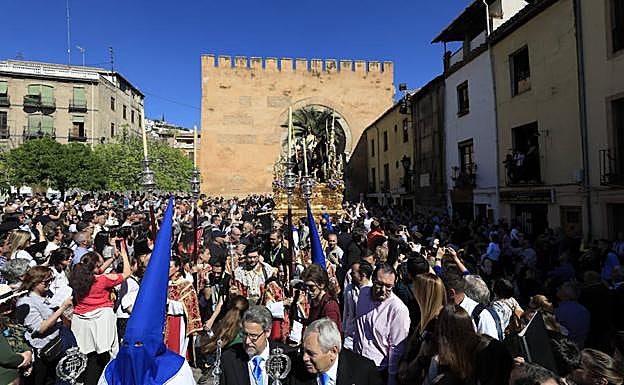 La imagen de la Borriquilla pasa junto al Arco de Elvira.