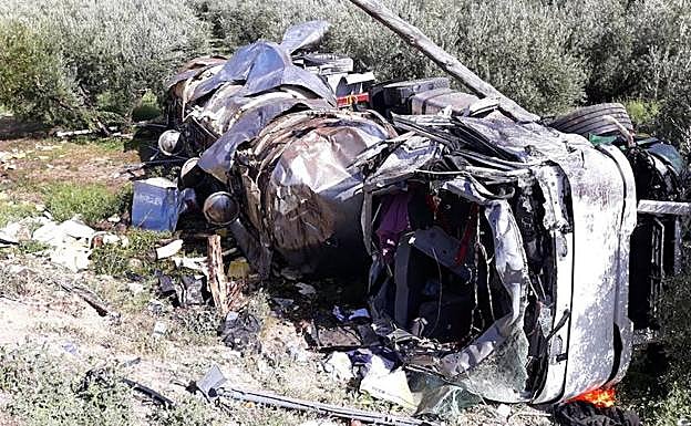 Fallece un hombre tras volcar un camión que transportaba aceite en Iznalloz