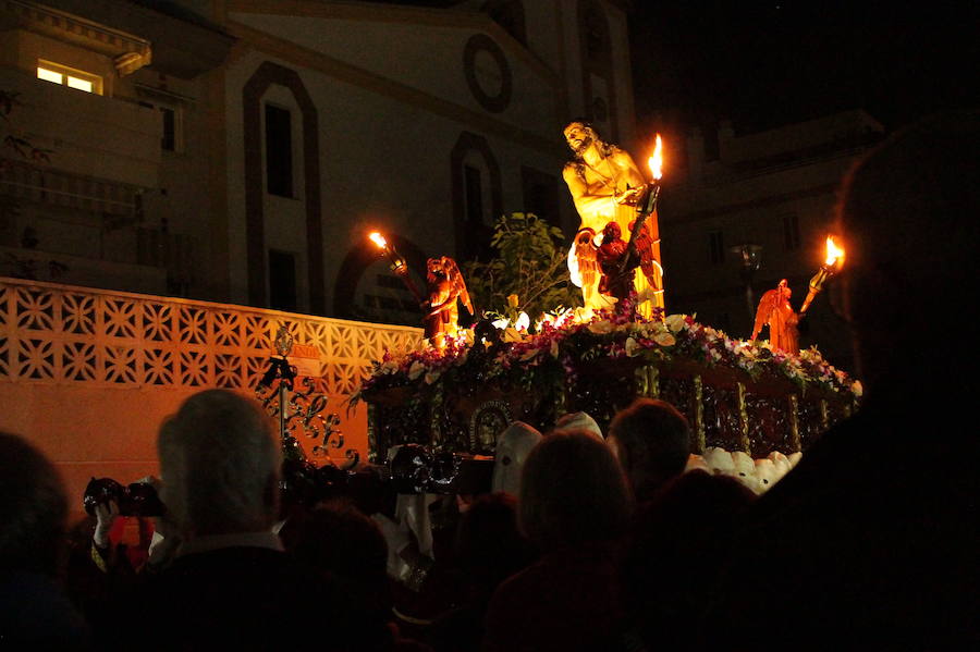 El martinete de Sergio Gómez 'El Colorao' y la saeta de María Montilla han acompañado al Cristo de los Gitanos de Almuñécar en su salida