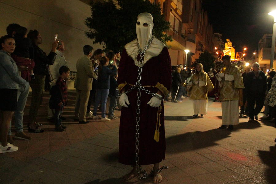 El martinete de Sergio Gómez 'El Colorao' y la saeta de María Montilla han acompañado al Cristo de los Gitanos de Almuñécar en su salida