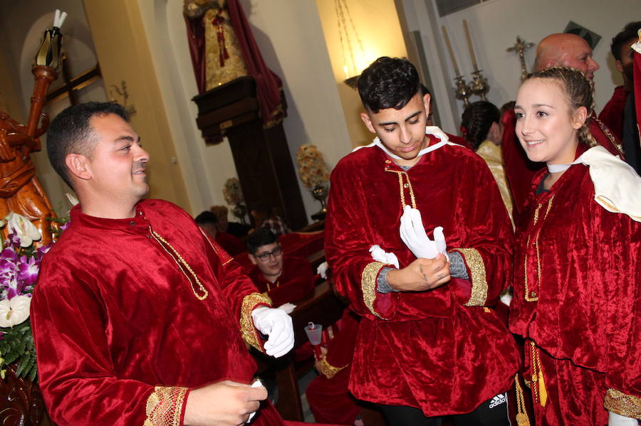 El martinete de Sergio Gómez 'El Colorao' y la saeta de María Montilla han acompañado al Cristo de los Gitanos de Almuñécar en su salida