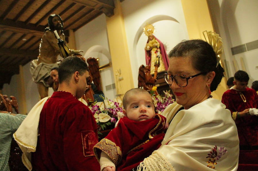 El martinete de Sergio Gómez 'El Colorao' y la saeta de María Montilla han acompañado al Cristo de los Gitanos de Almuñécar en su salida