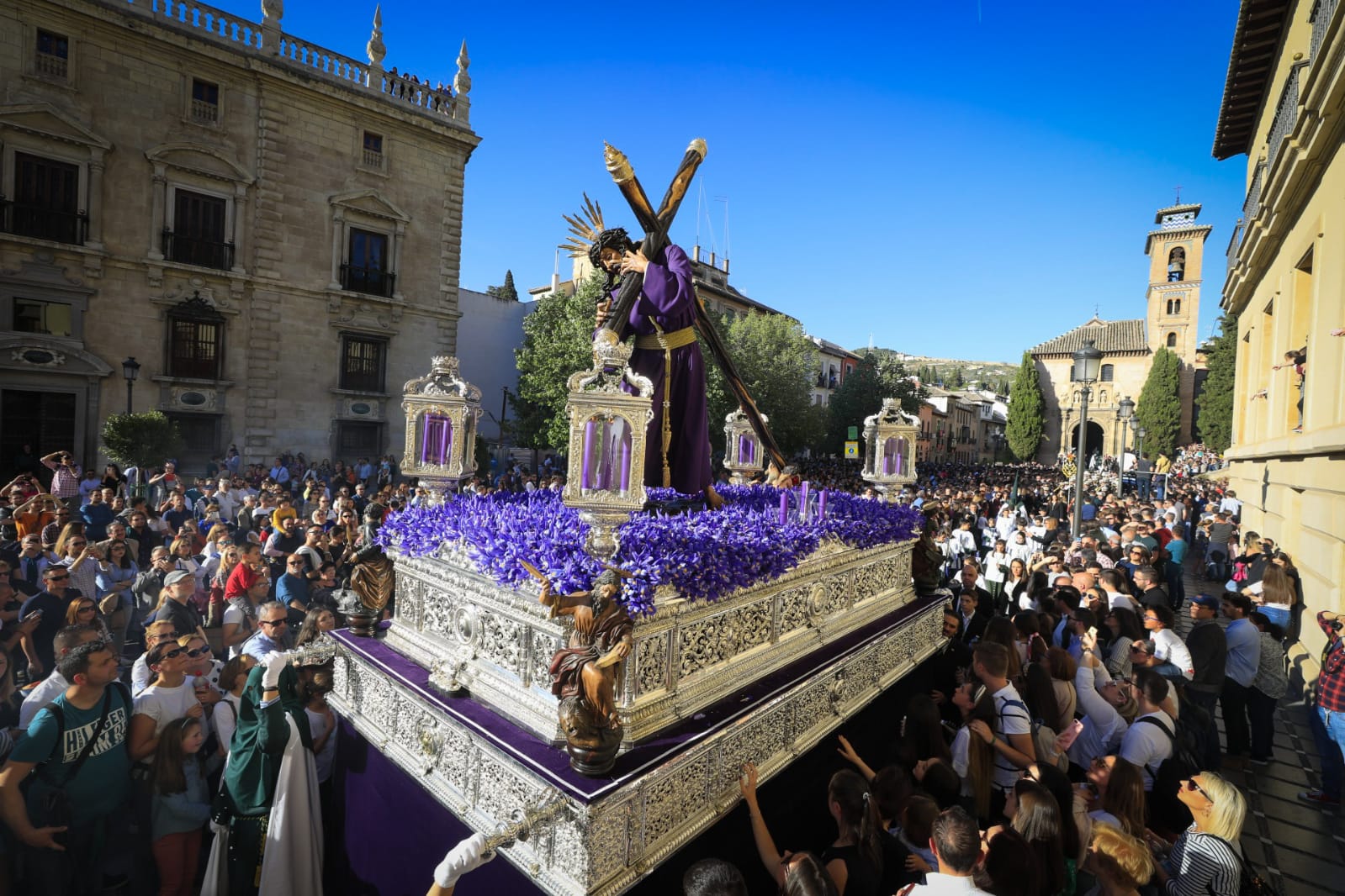 Los dos pasos han sido recibidos por una multitud en Plaza Nueva