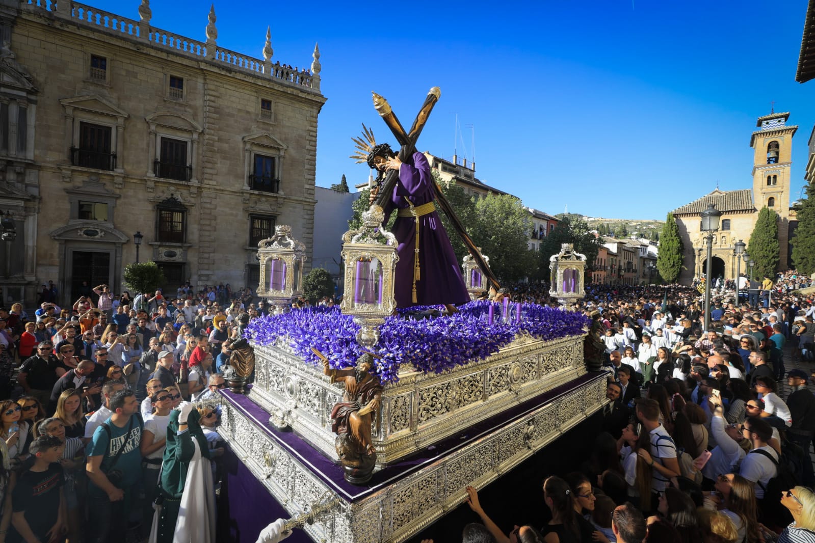 Los dos pasos han sido recibidos por una multitud en Plaza Nueva