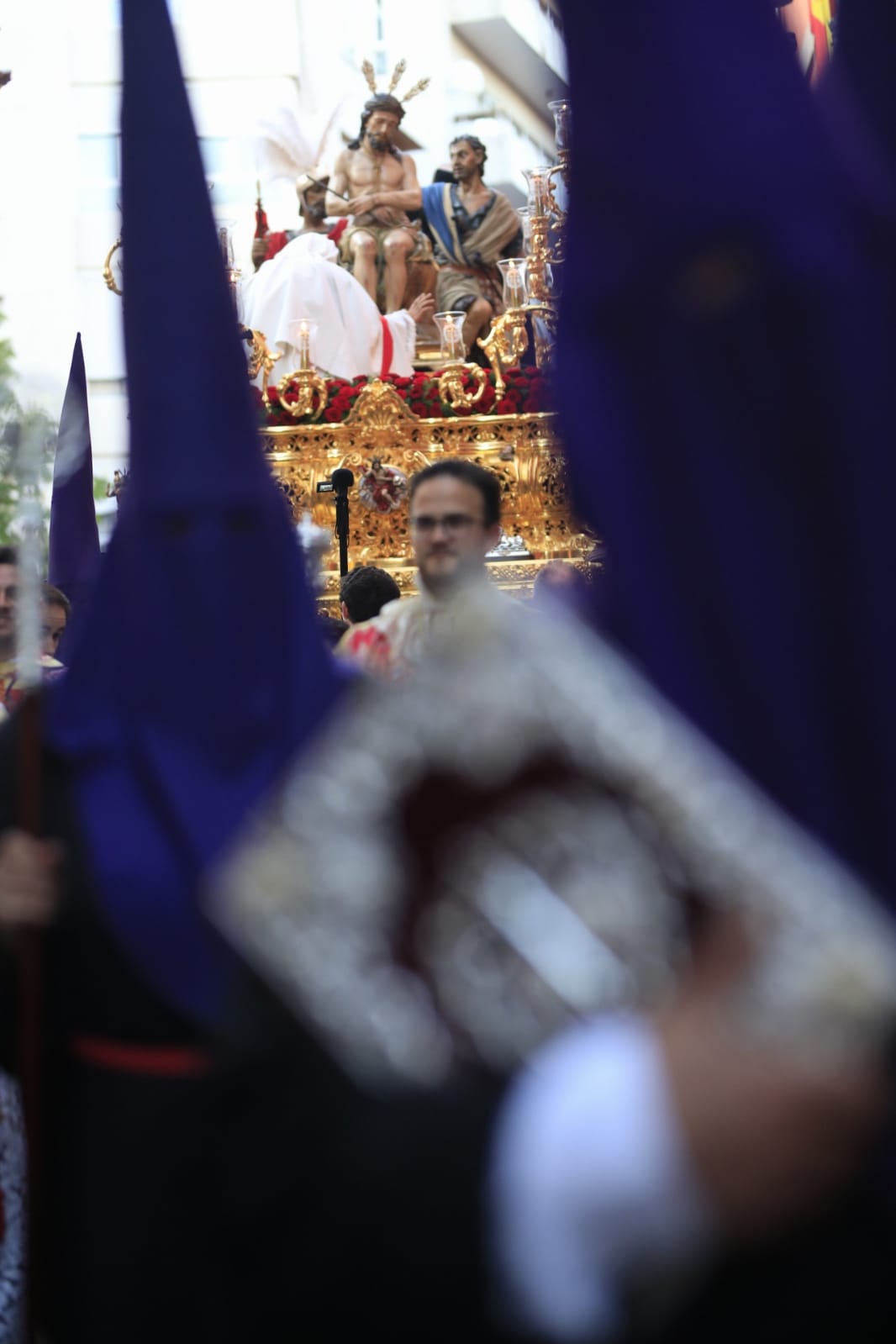 Los dos pasos han sido recibidos por una multitud en Plaza Nueva