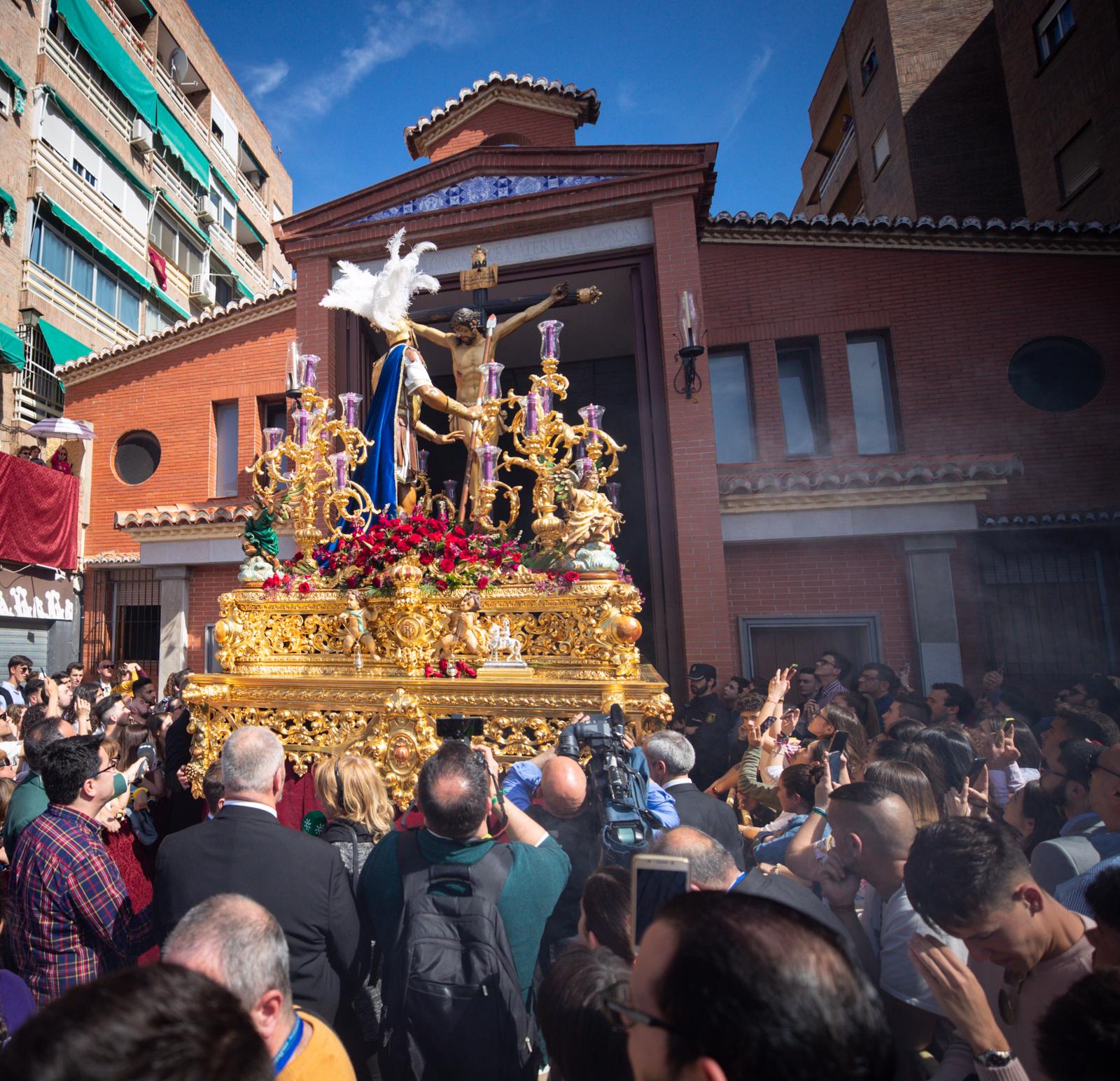 La parroquia de Nuestra Señora de los Dolores ve salir por fin a sus dos imágenes