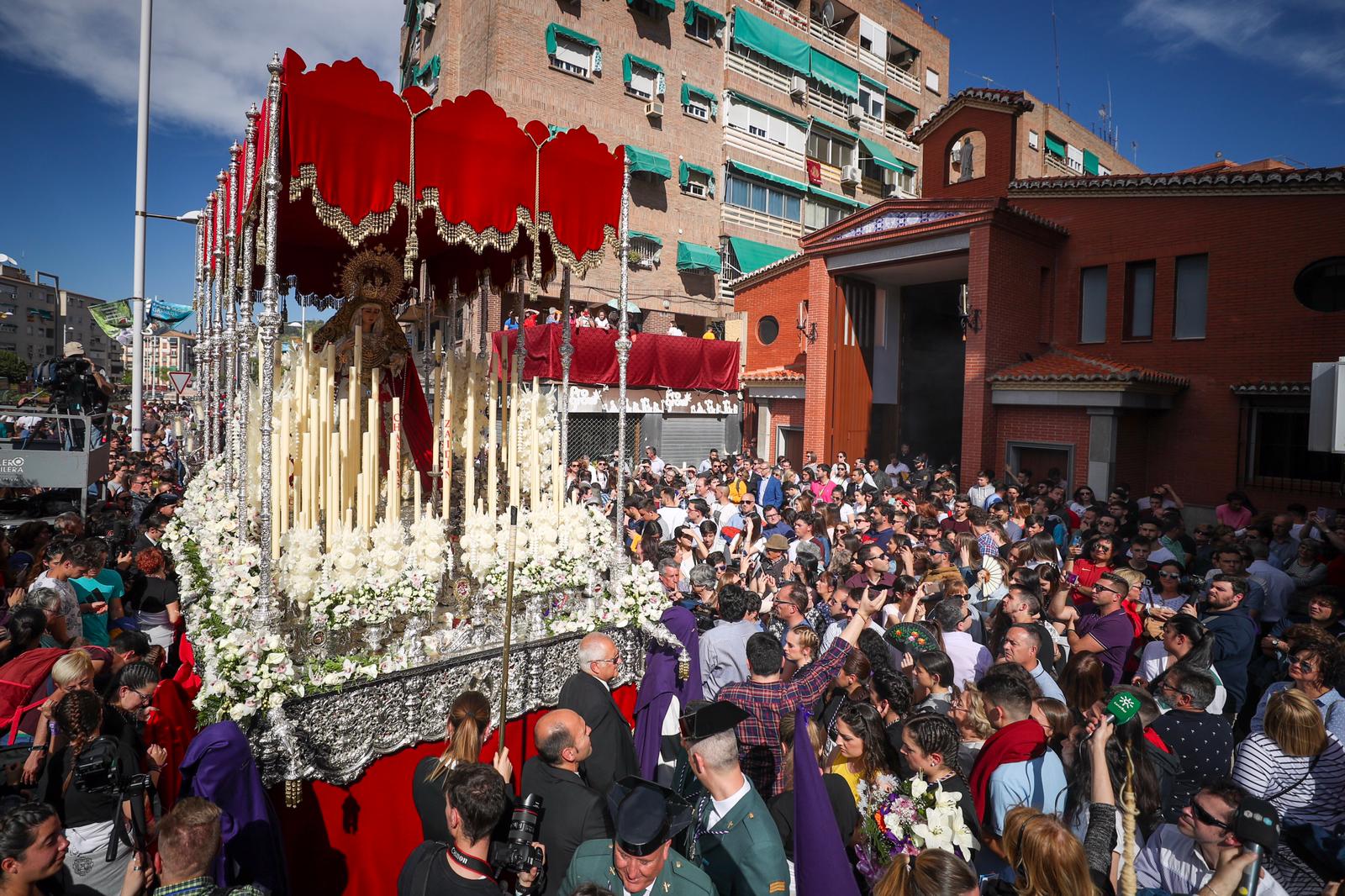 La parroquia de Nuestra Señora de los Dolores ve salir por fin a sus dos imágenes