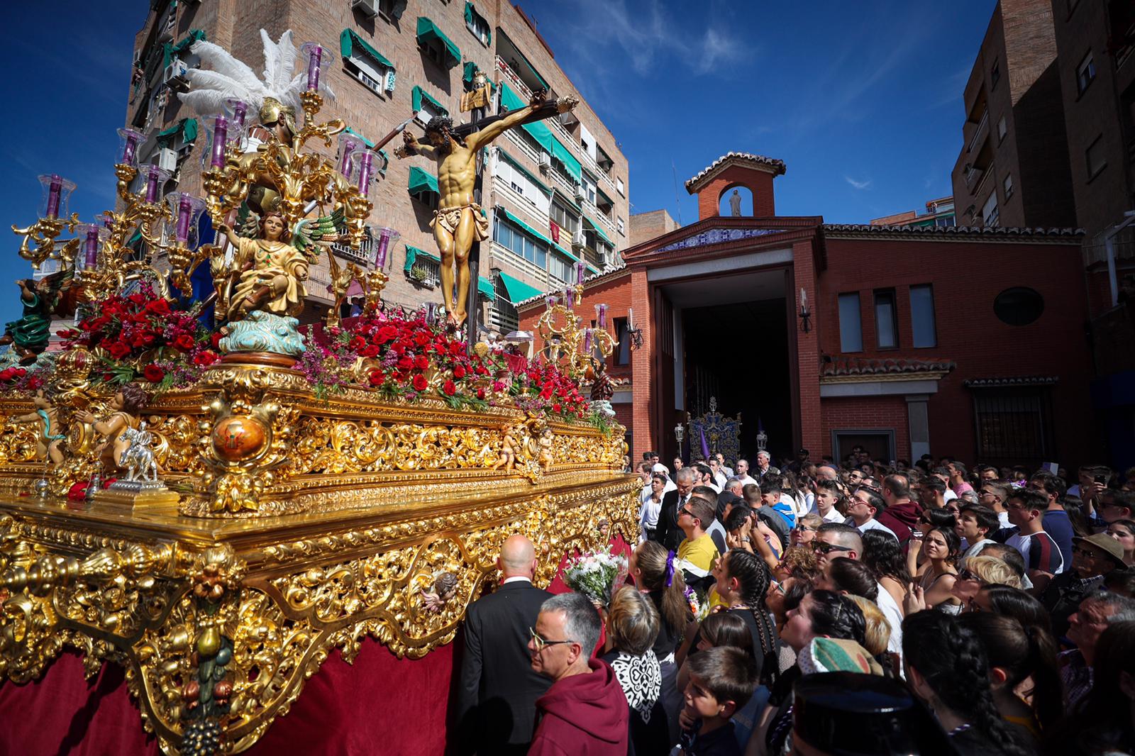 La parroquia de Nuestra Señora de los Dolores ve salir por fin a sus dos imágenes