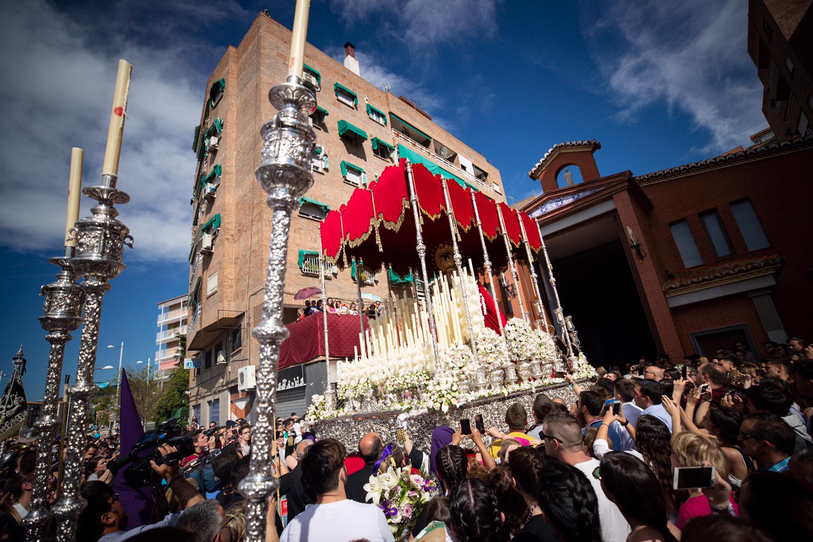 La parroquia de Nuestra Señora de los Dolores ve salir por fin a sus dos imágenes