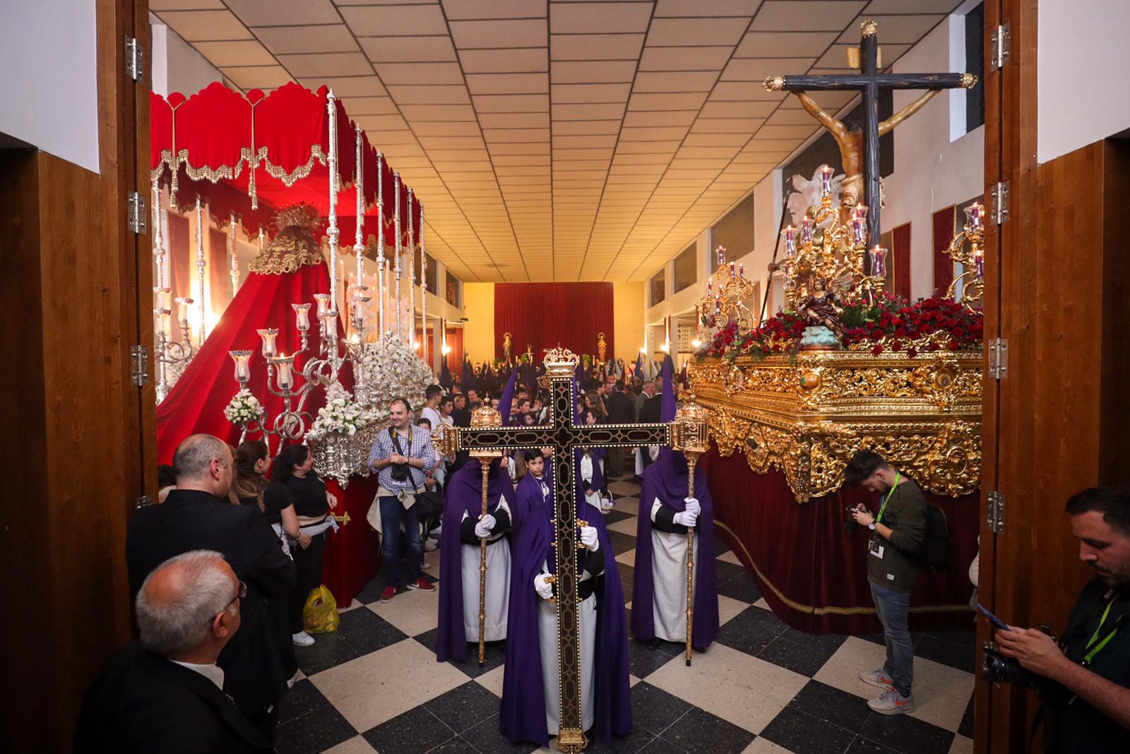 La parroquia de Nuestra Señora de los Dolores ve salir por fin a sus dos imágenes