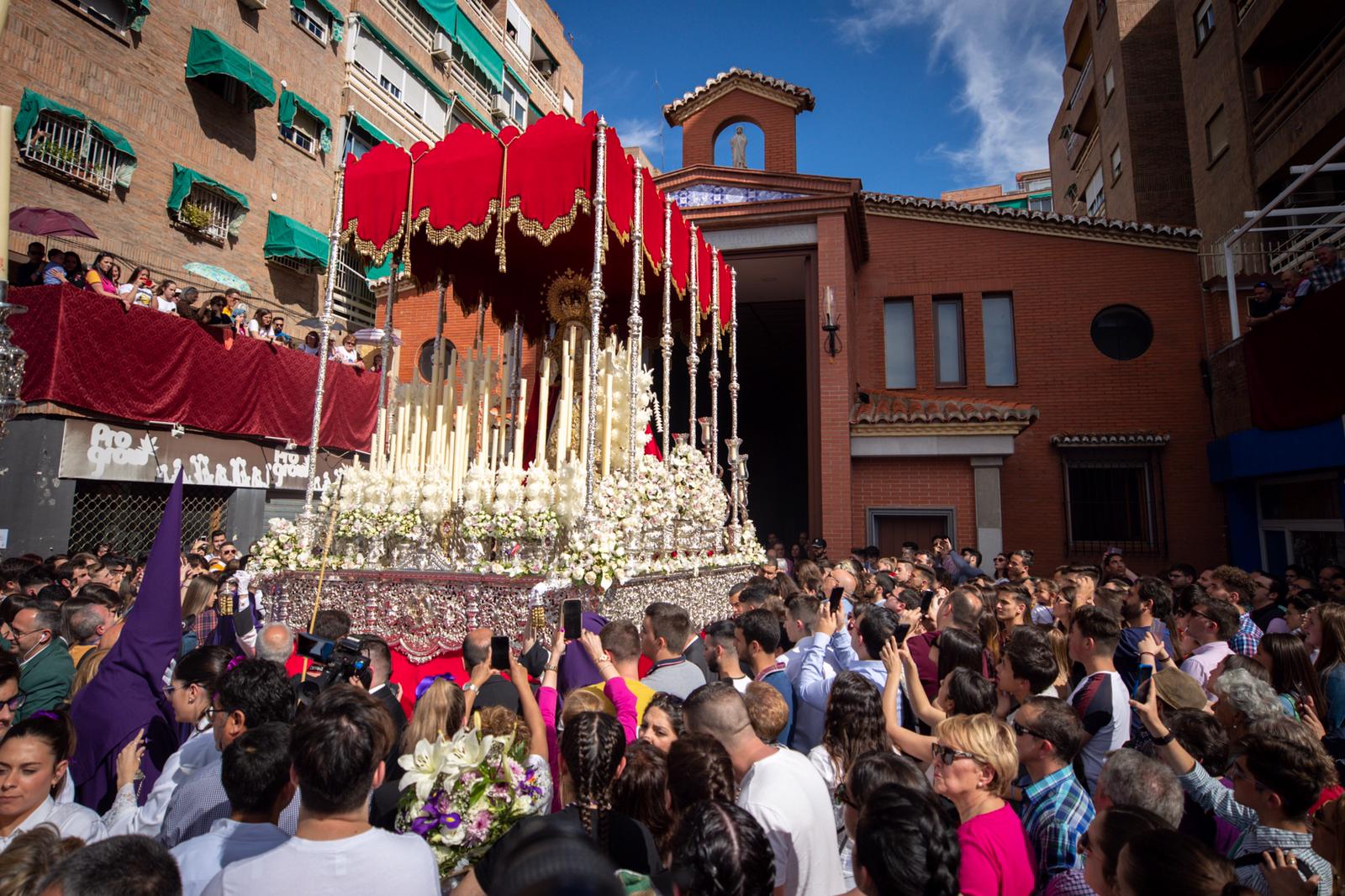 La parroquia de Nuestra Señora de los Dolores ve salir por fin a sus dos imágenes