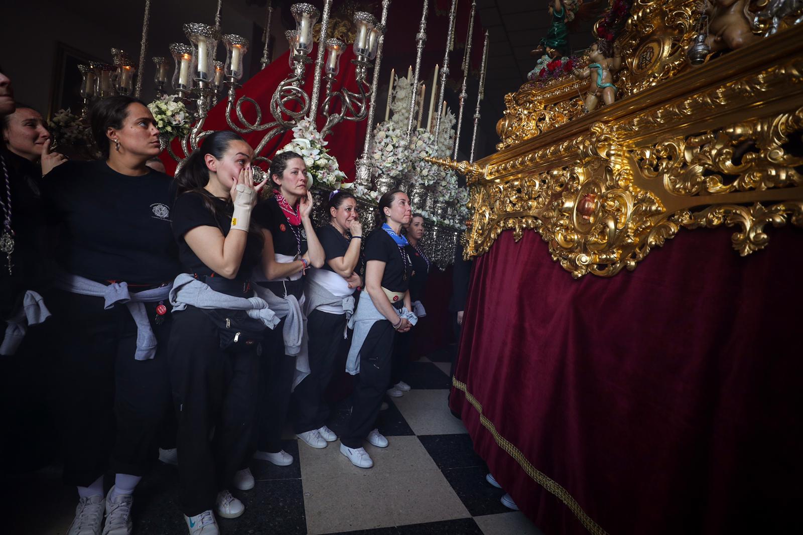 La parroquia de Nuestra Señora de los Dolores ve salir por fin a sus dos imágenes