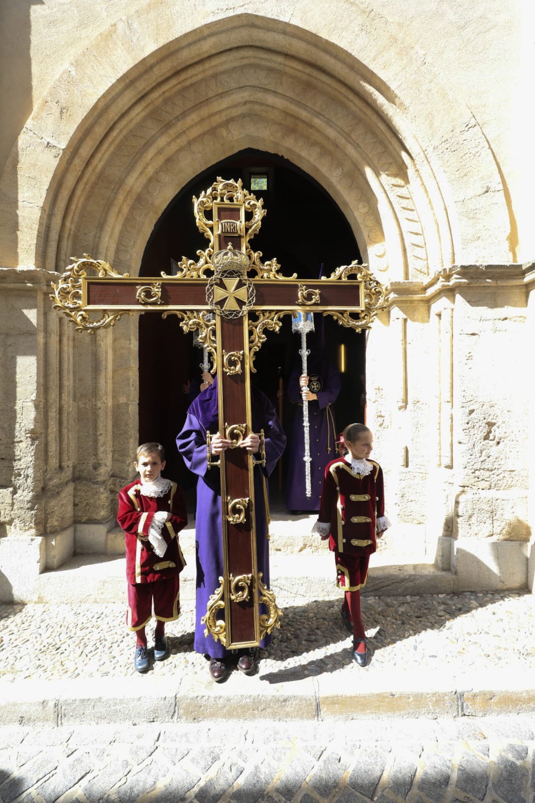 La Hermandad del Viacrucis procesiona por Granada para después volver y rezar el víacrucis