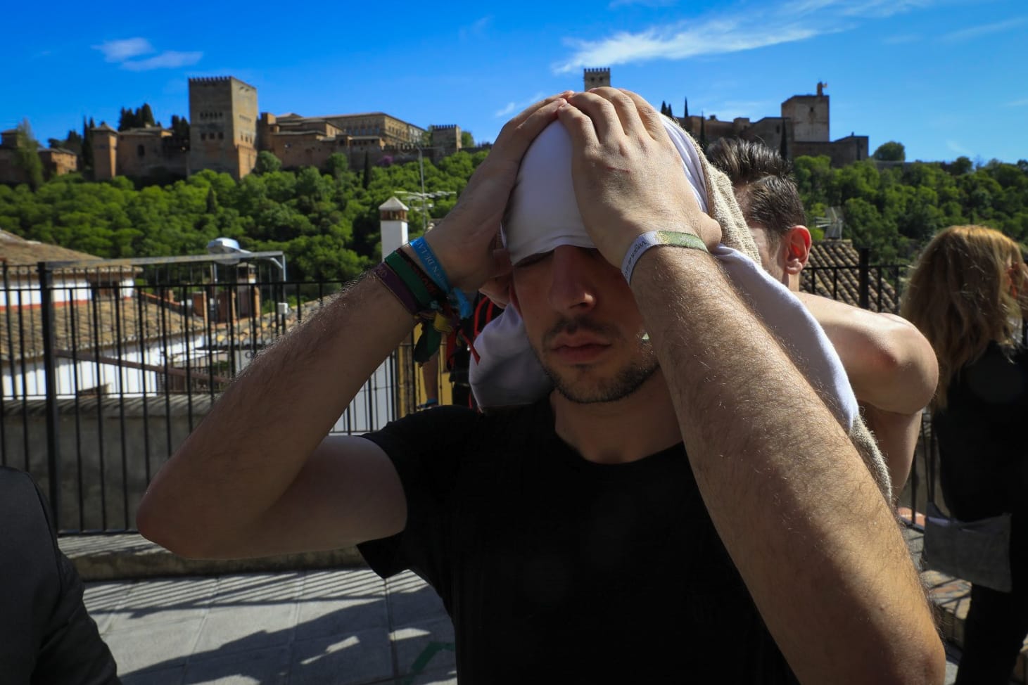 La Hermandad del Viacrucis procesiona por Granada para después volver y rezar el víacrucis