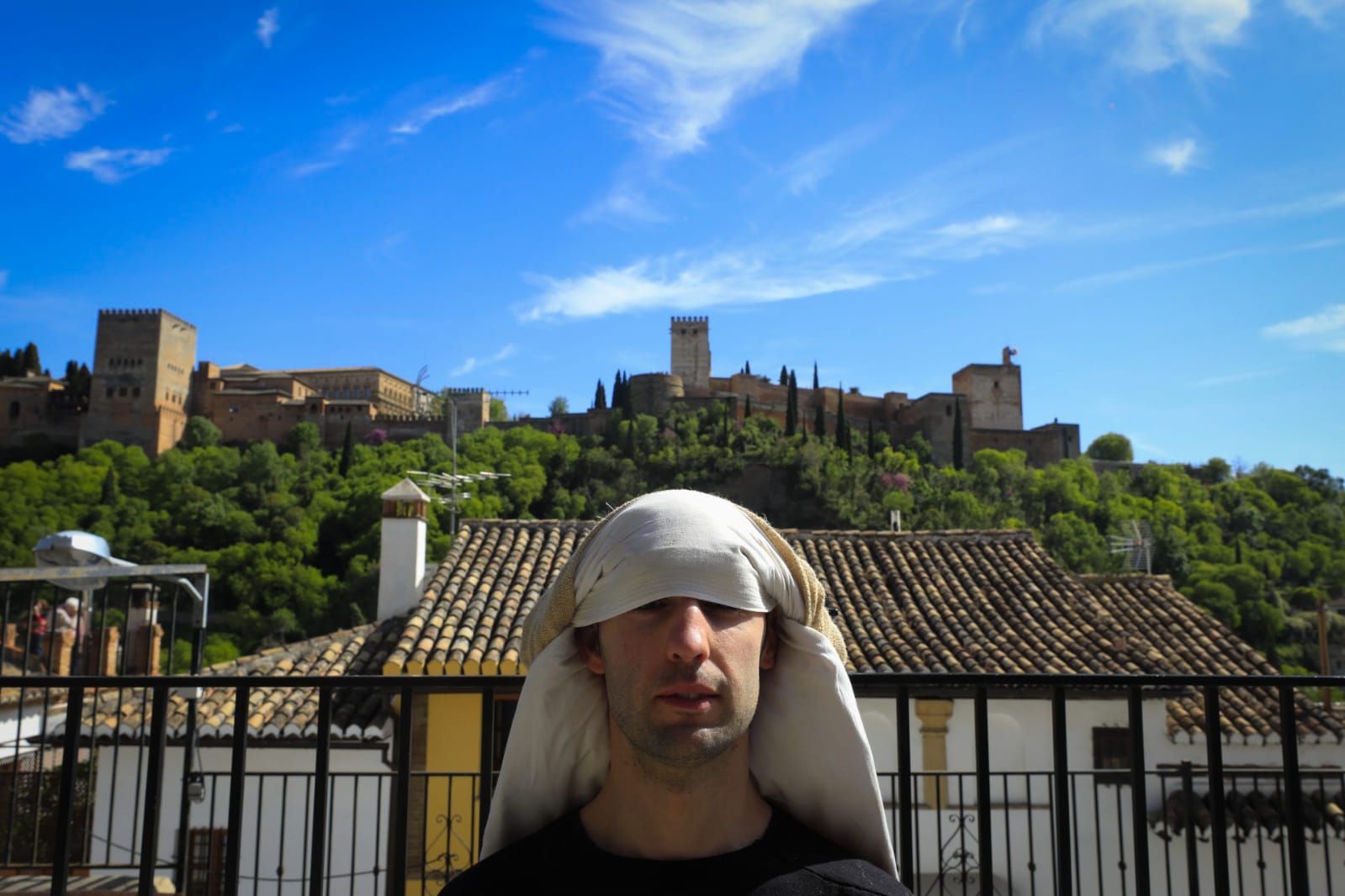 La Hermandad del Viacrucis procesiona por Granada para después volver y rezar el víacrucis