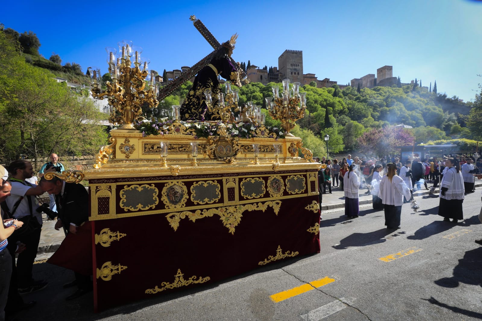 La Hermandad del Viacrucis procesiona por Granada para después volver y rezar el víacrucis