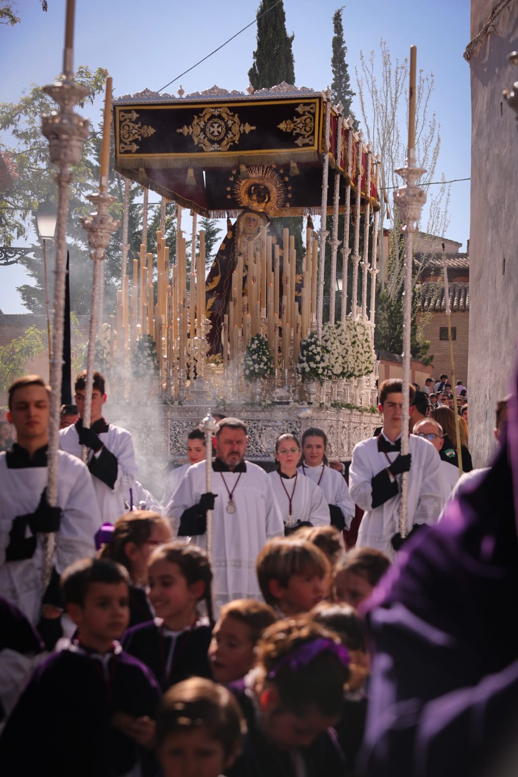 La Hermandad del Viacrucis procesiona por Granada para después volver y rezar el víacrucis