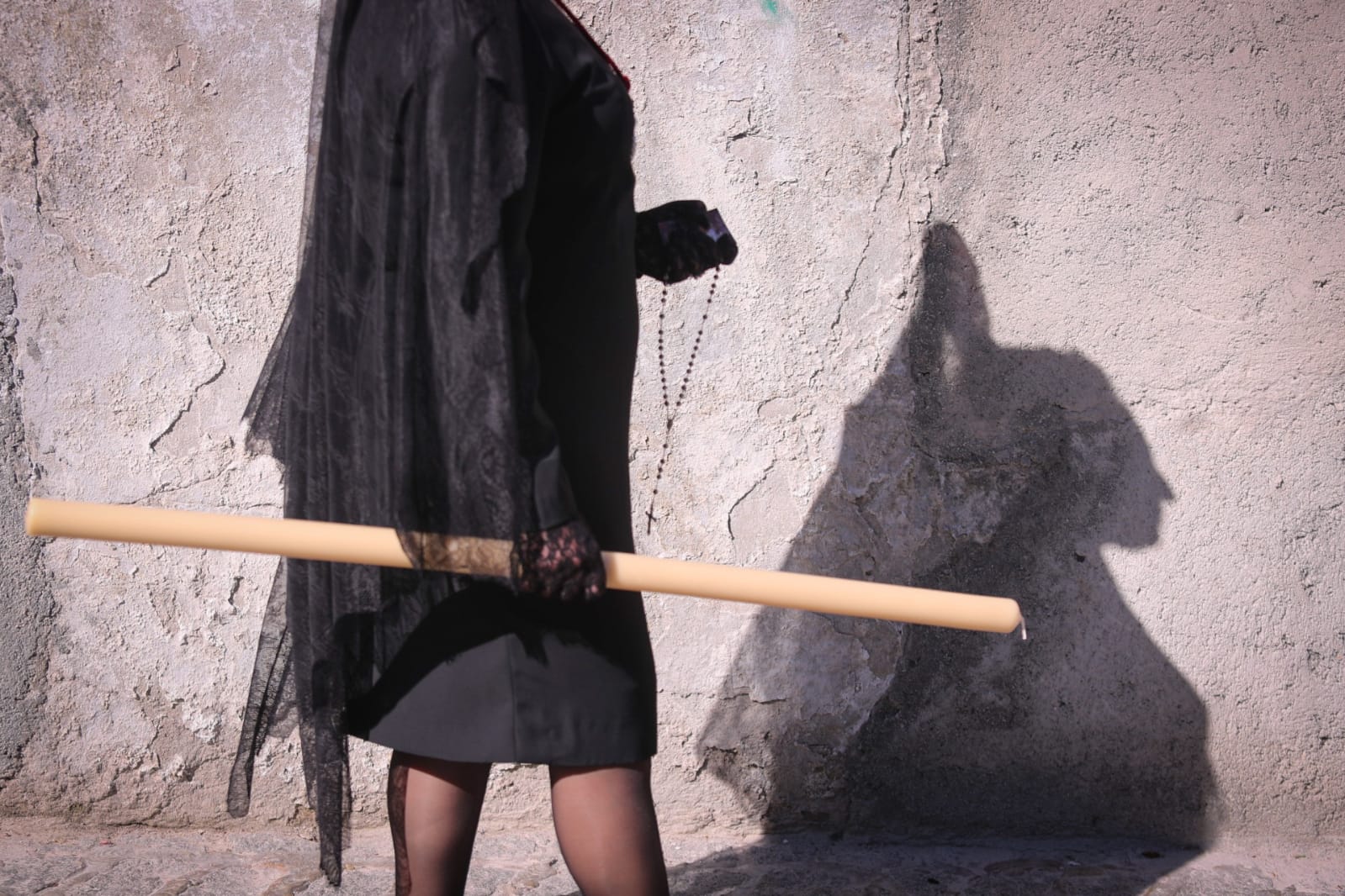 La Hermandad del Viacrucis procesiona por Granada para después volver y rezar el víacrucis