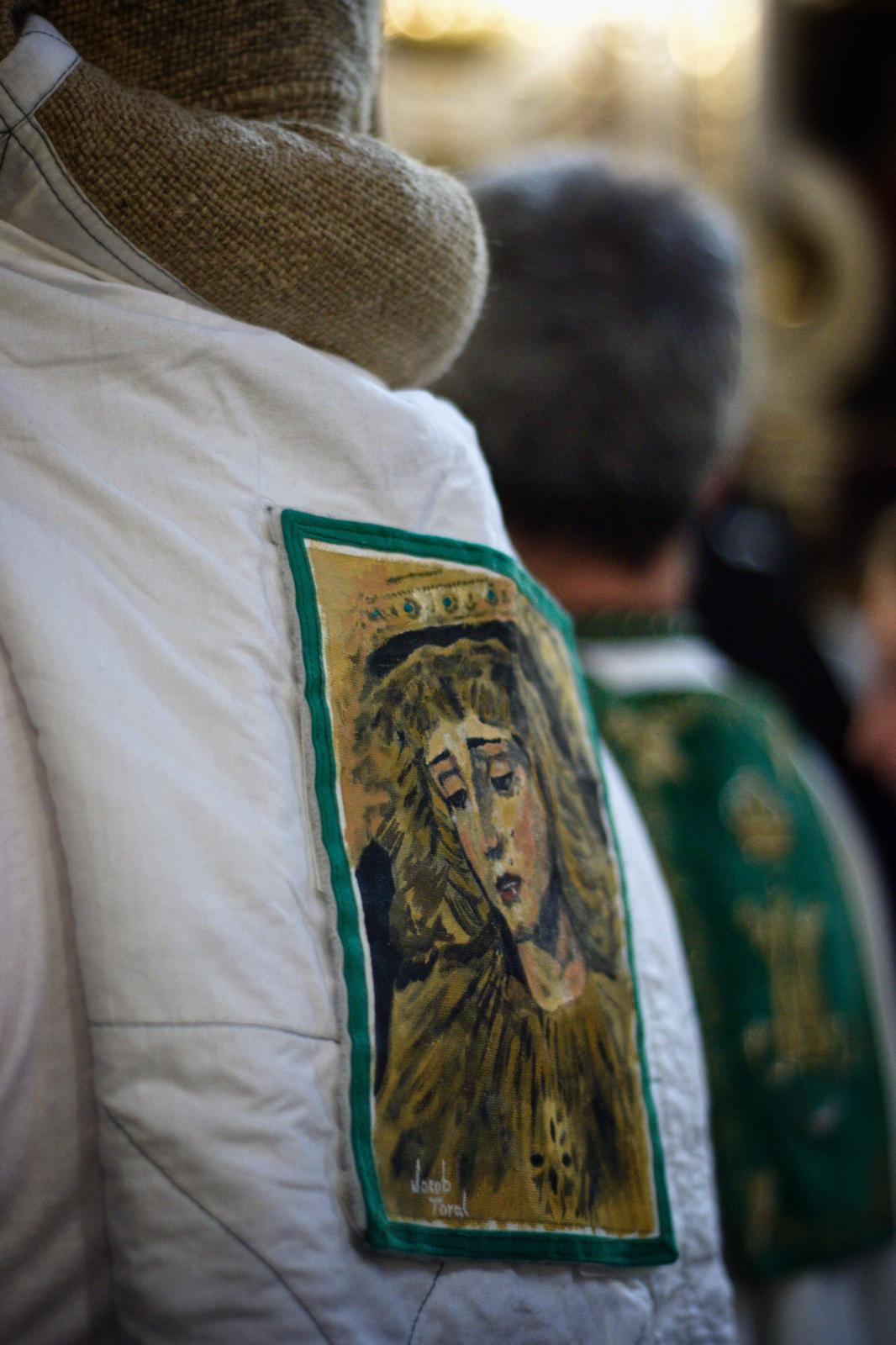 La Hermandad del Viacrucis procesiona por Granada para después volver y rezar el víacrucis