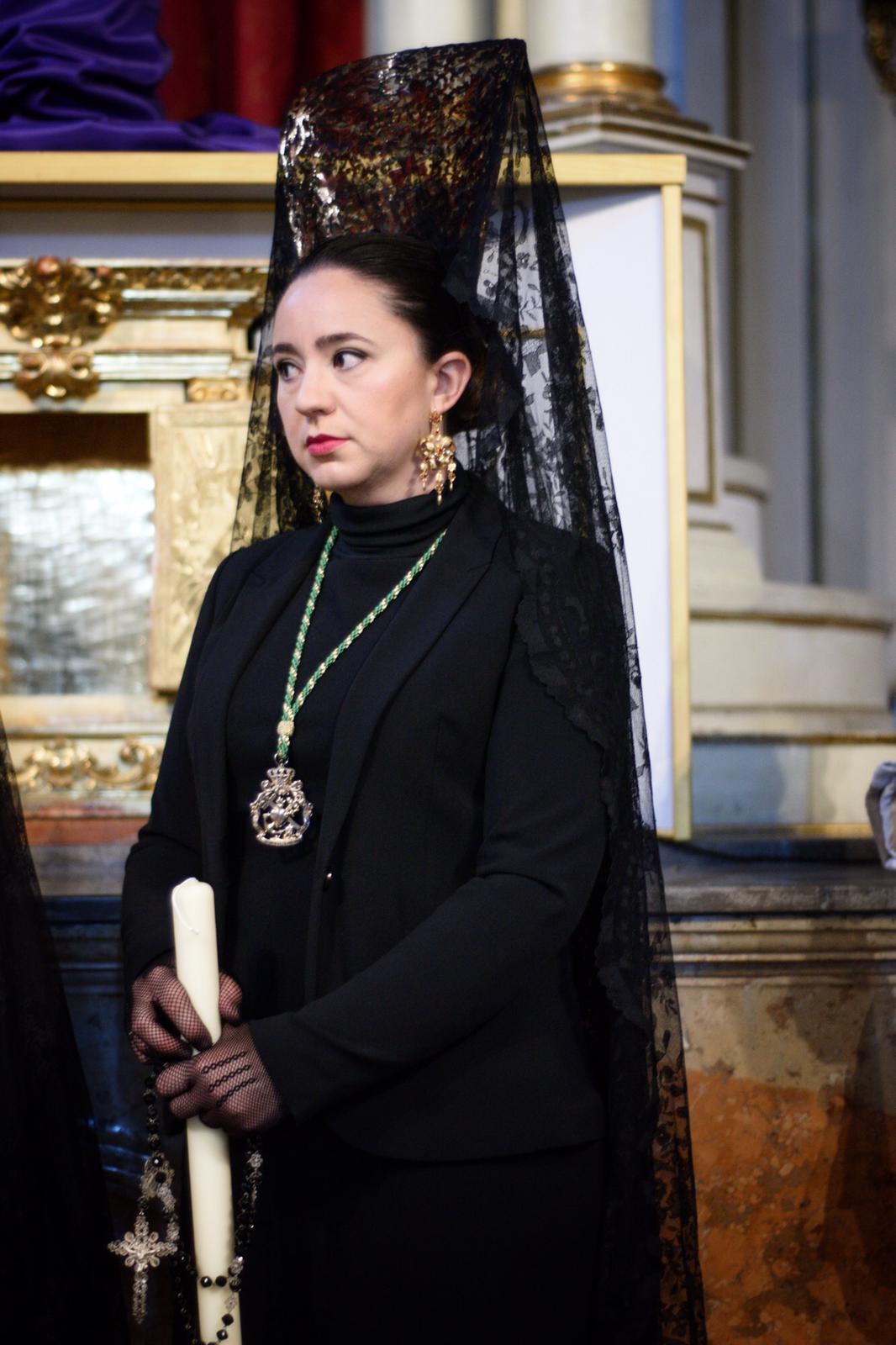 La Hermandad del Viacrucis procesiona por Granada para después volver y rezar el víacrucis