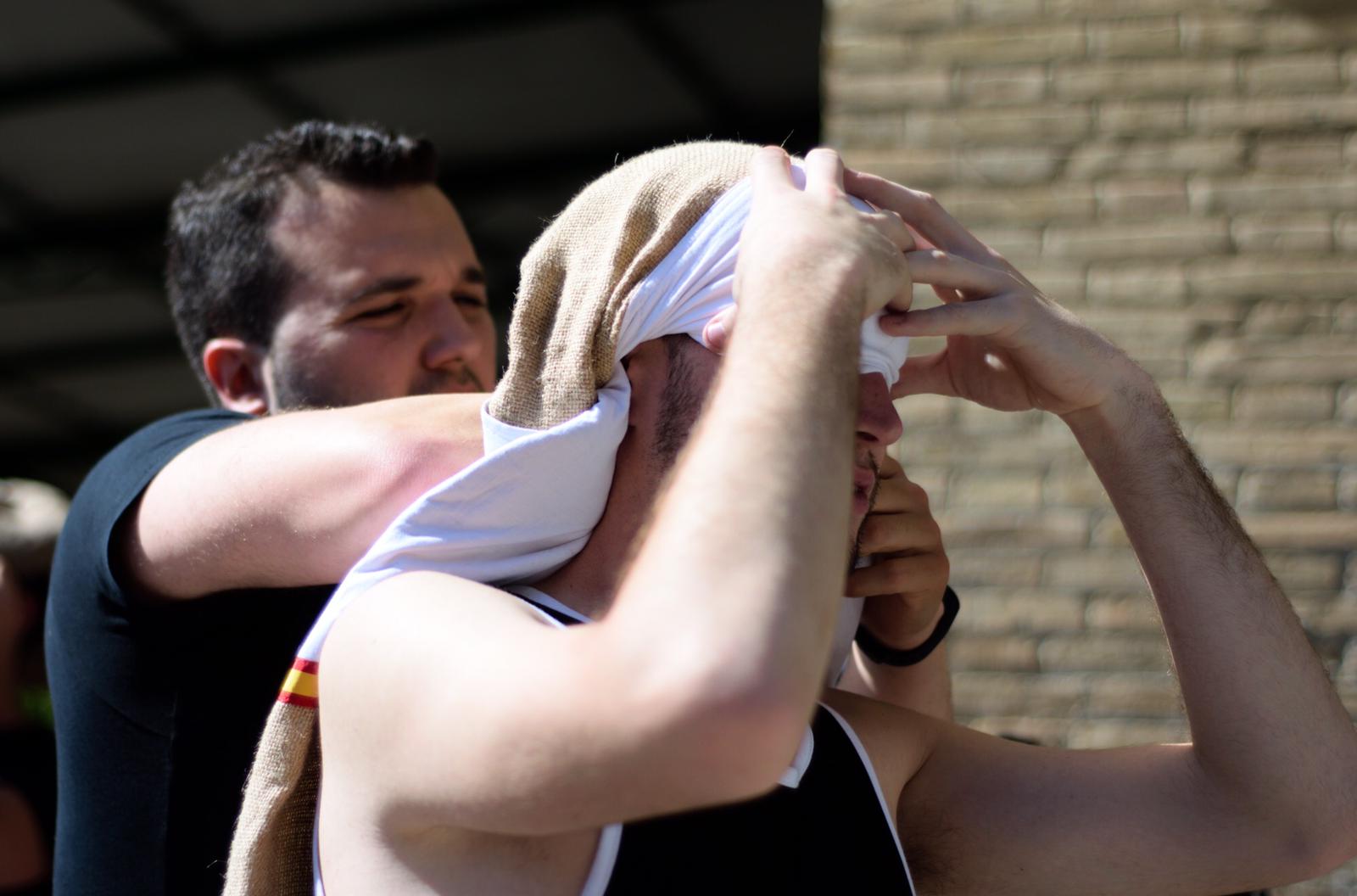 La Hermandad del Viacrucis procesiona por Granada para después volver y rezar el víacrucis