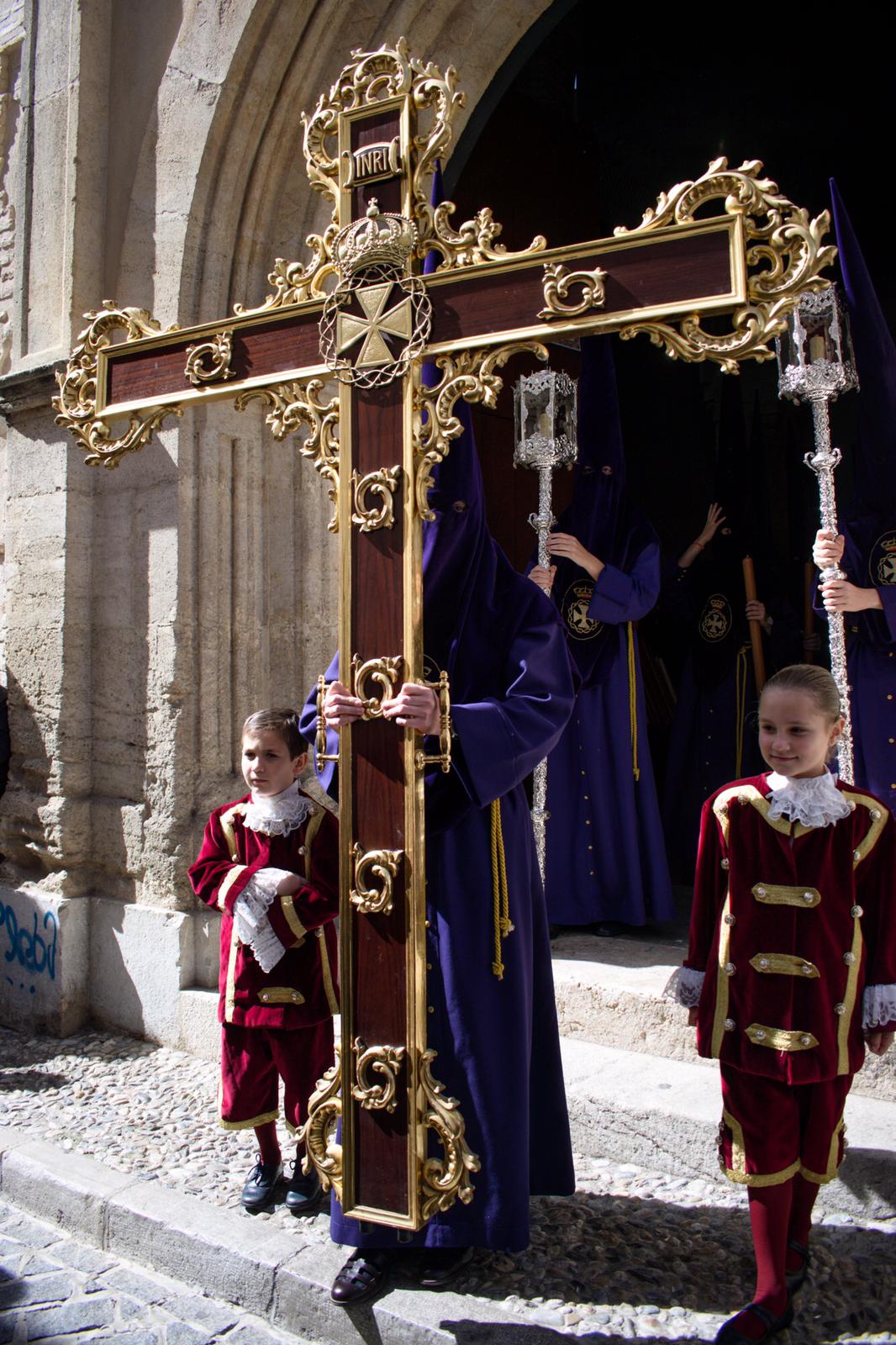 La Hermandad del Viacrucis procesiona por Granada para después volver y rezar el víacrucis