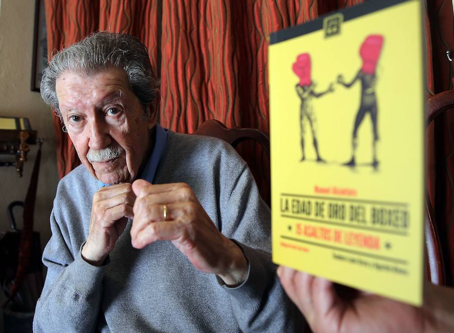 Alcántara presenta un libro sobre boxeo.