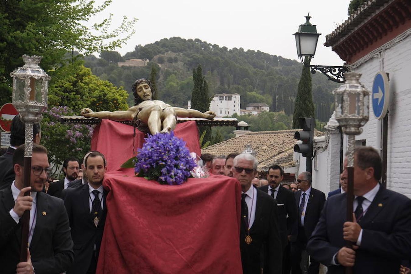 Muchos fieles han seguido el cortejo desde la iglesia de El Salvador en lo supone una tradición más